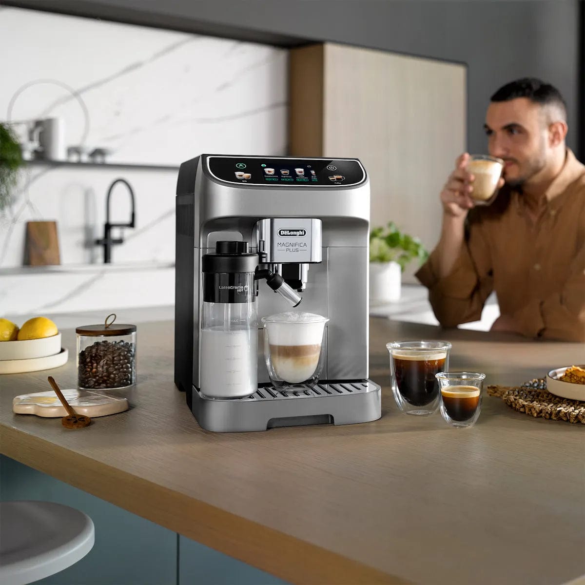De'Longhi Magnifica Plus Super Automatic Espresso Machine with LatteCr